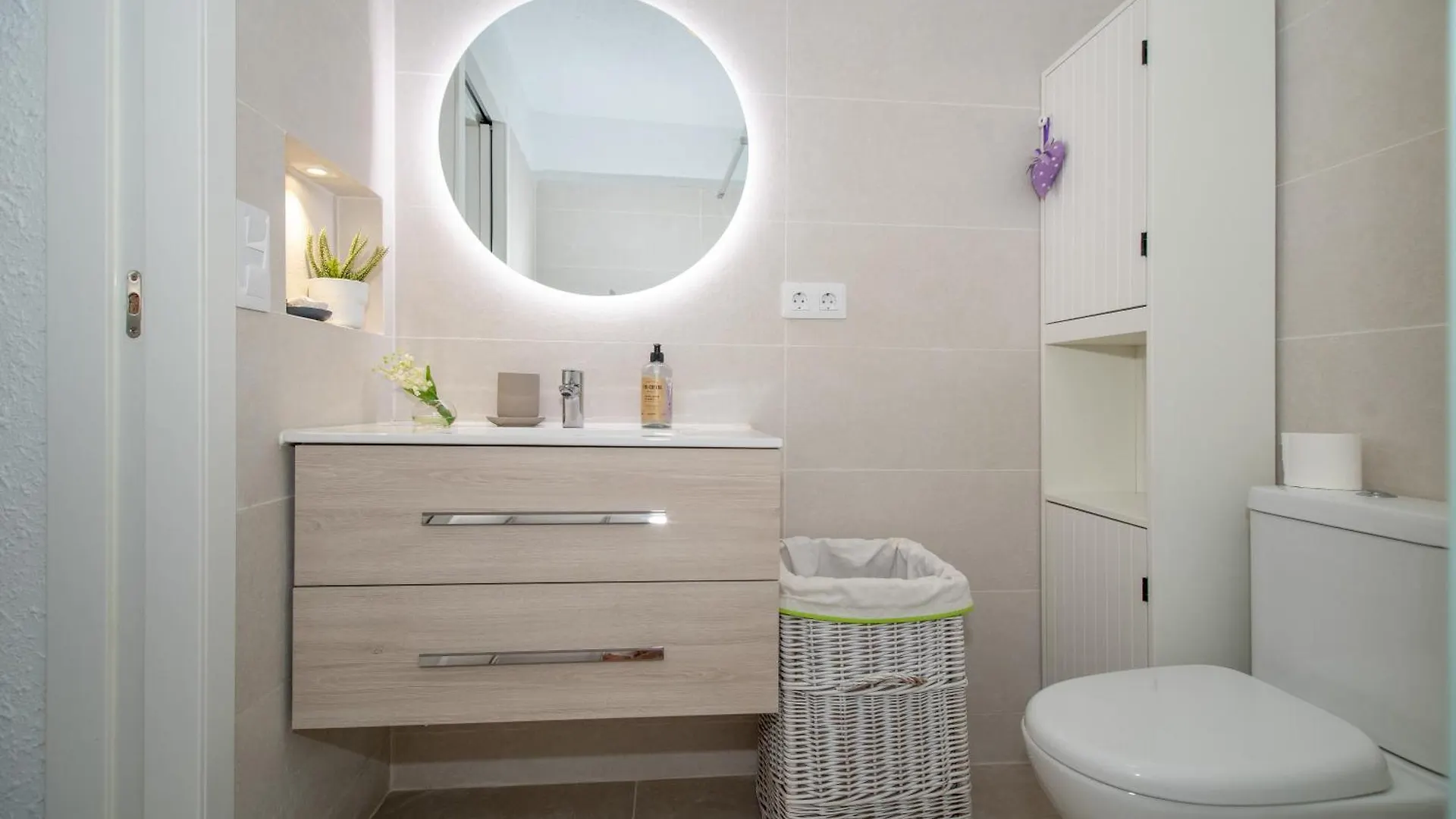 Newly Refurbished Bungalow In Prime Location Playa de las Américas Appartement